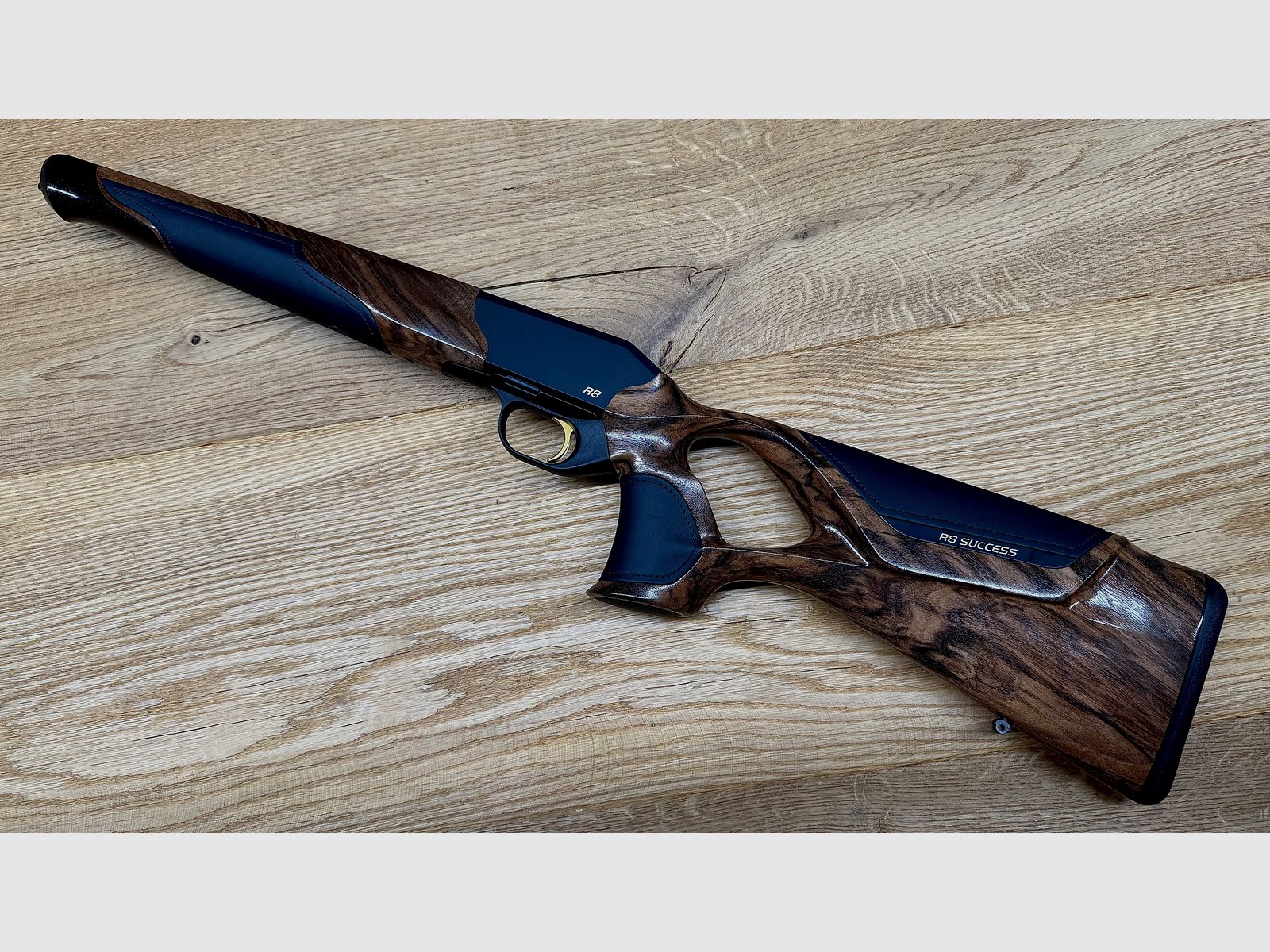 Blaser R8 Success Leder Schaft mit System / Holzklasse 6 / Leder schwarz / Goldelemente