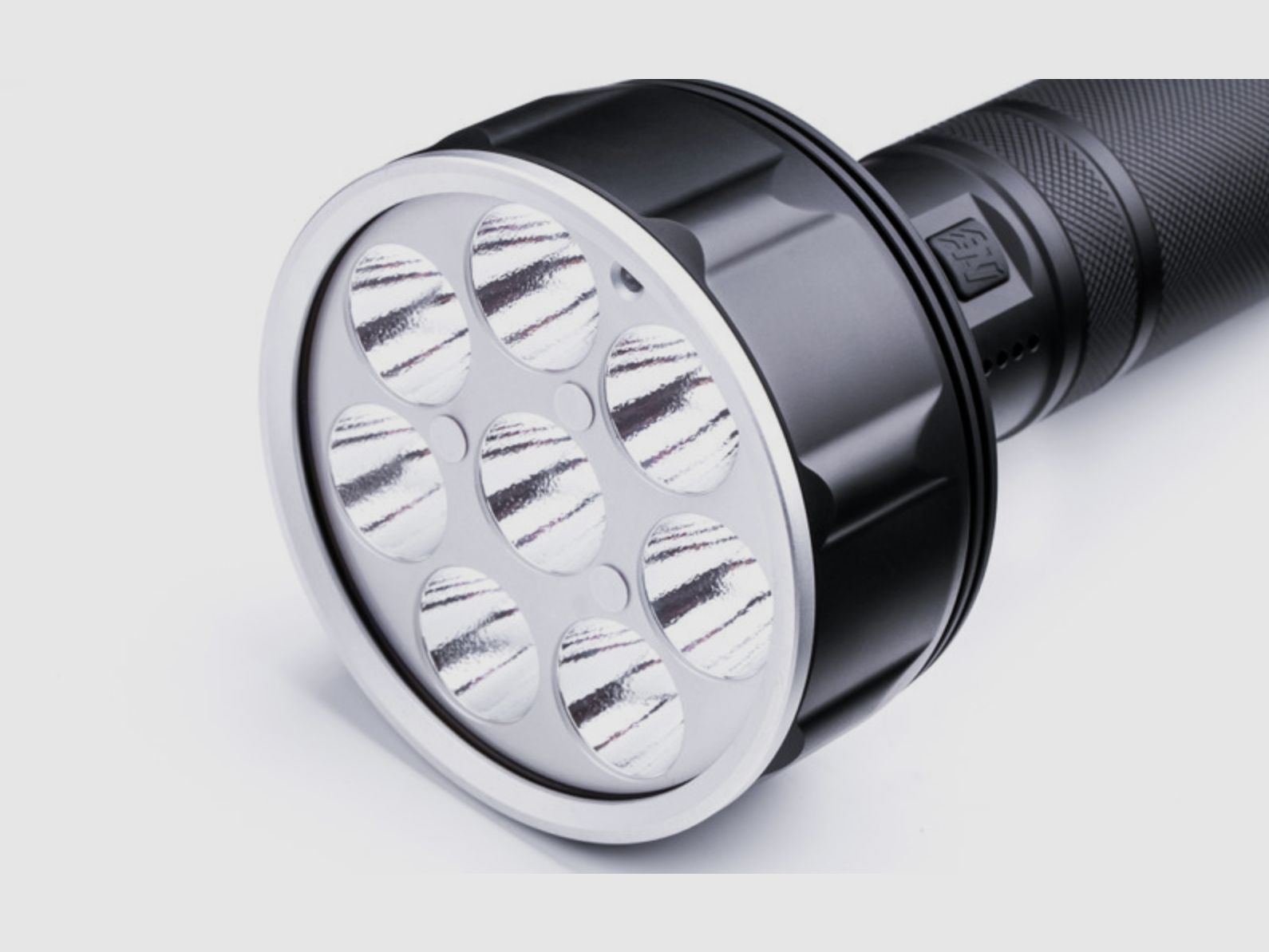 Nextorch Saint Torch 31 Professioneller Suchscheinwerfer mit Hochleistungsakku