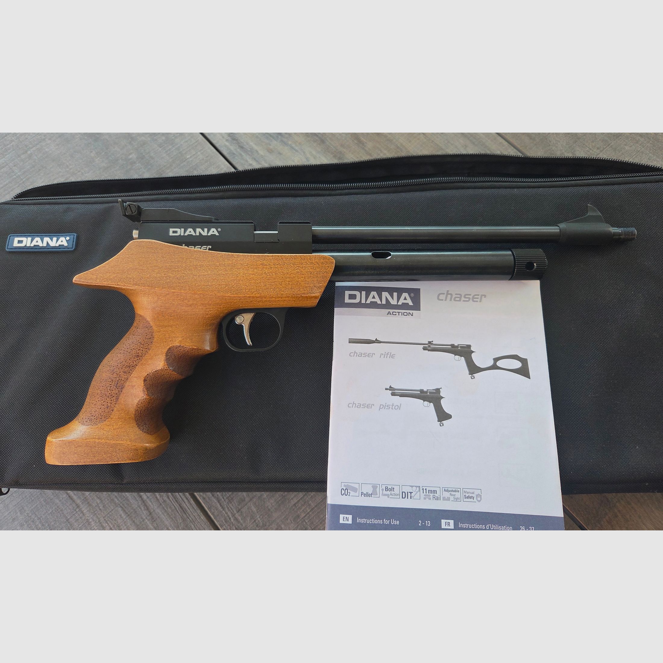 Diana Chaser CO² air pistol with 42 pcs. 12g cartridges