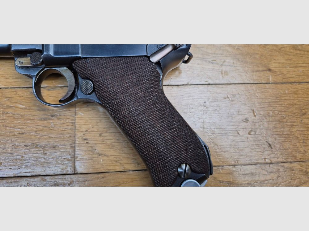 Sehr schöner und atypischer Luger P08 – Herstellung Mauser Code 42 mit „Mauser Banner“ – Waffe „bi-matrikuliert“ – Auf Basis einer seltenen Mauser-Waffe von 1942 – Mechanik mehr als ausgezeichnet – Ästhetik superb – Lauf ausgezeichnet – Superbe Luger zum Schießen für eine hervorragende Gelegenheit! TBE++, Bild 4 von 25