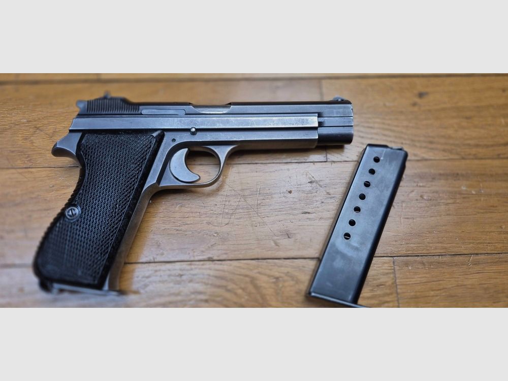 SELTE pistolet SIG P210-4 – Germanische Version des Schweizer Mythos im 9 para – SIG P210 Waffen hergestellt in der Schweiz für die deutschen Grenzwächter – Nur 5.500 Waffen im Jahr 1951 – Seltene Version des SIG P210 mit Ladeindikator und ohne Trageriemenring – Variante der zweiten Lieferung von 1951 – Guter Bronzierung – Traumhaftes Funktionieren und Lauf – 2. Magazin zusätzlich enthalten – Seltene Version in TBE, Bild 17 von 20