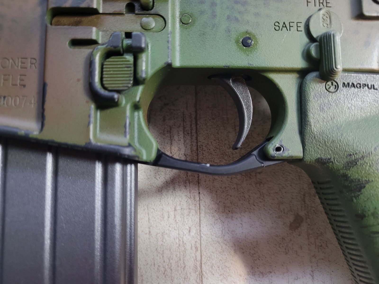 VFC SR25 ECC inkl. Firefield Shortdot, 4 Ersatzmagazinen mit Magpuls (Original) und AN/PEQ 15 Dummybox.