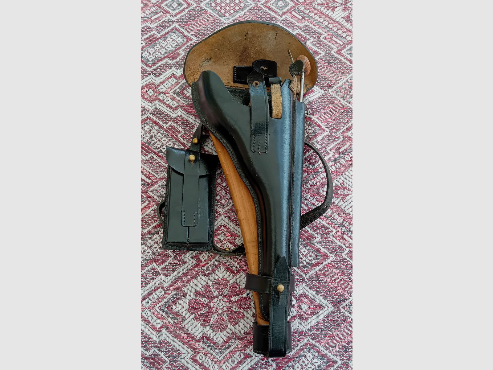 Crosse avec holster ARI P08