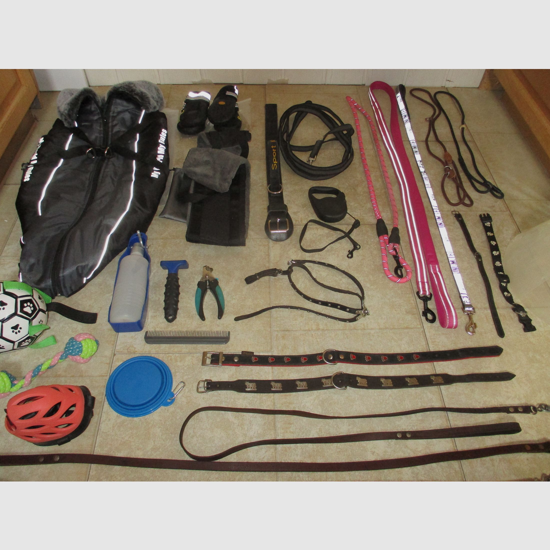 Hundezubehör, Leinen, Halsbänder, Kleidung, Näpfe...