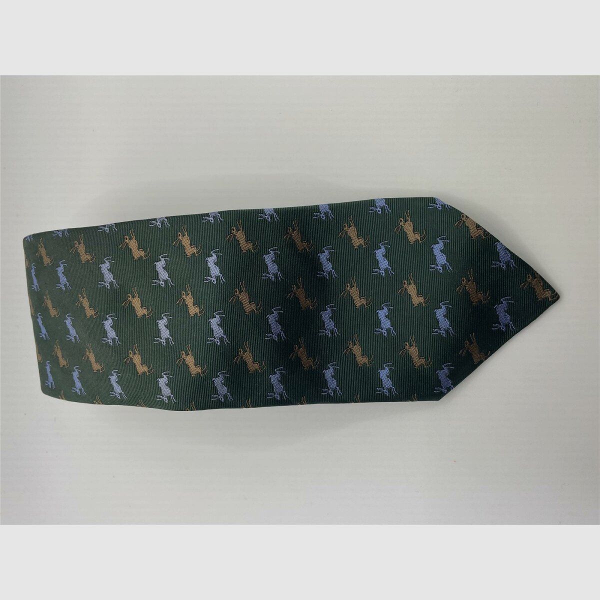 Corbata Robert Keyte 100% seda verde motivo conejo plateado y marrón