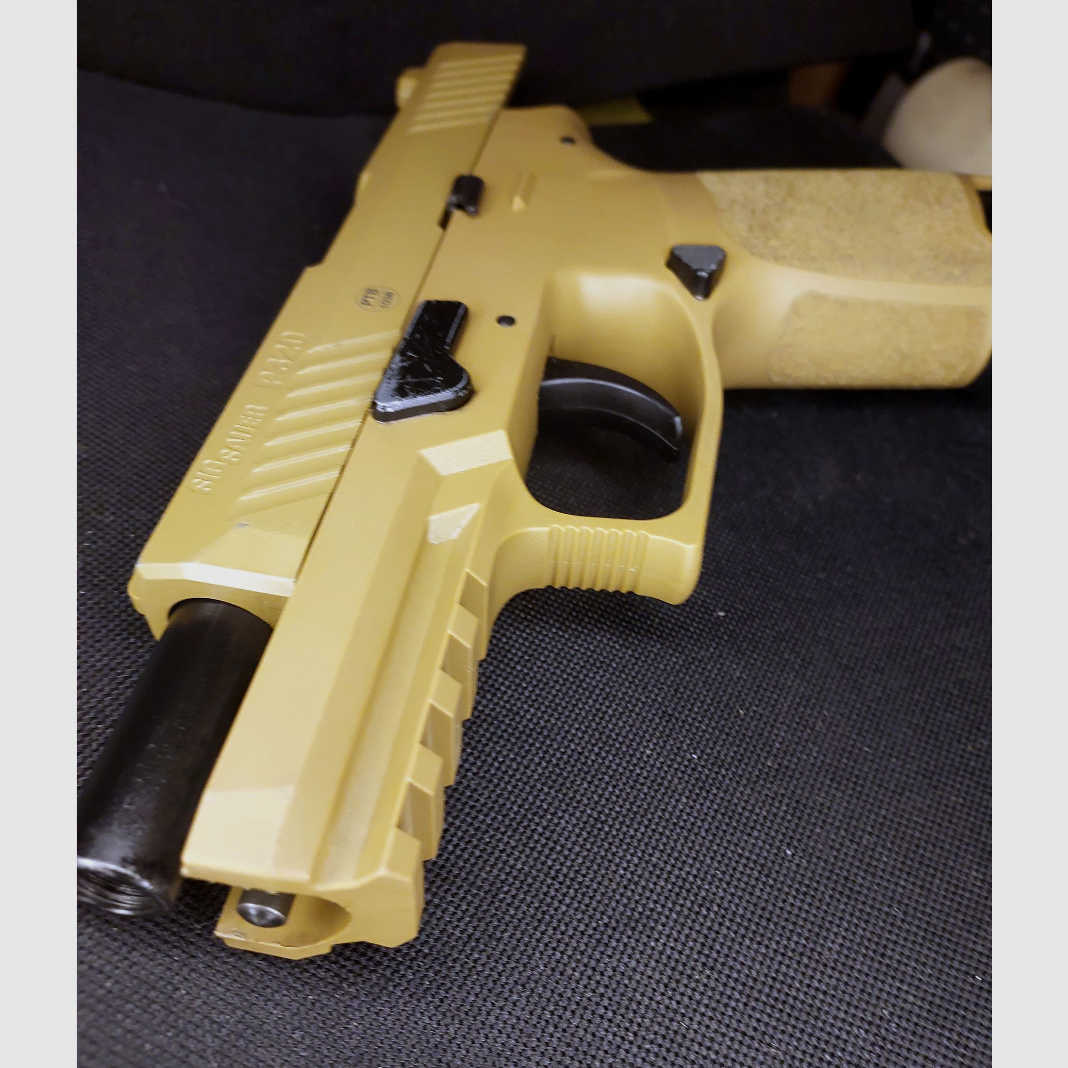 Pistolet d'alarme Sig Sauer P320 au calibre 9 mm P.A.K. dans la variante de couleur Tan / Terre sombre. (PTB 1038)