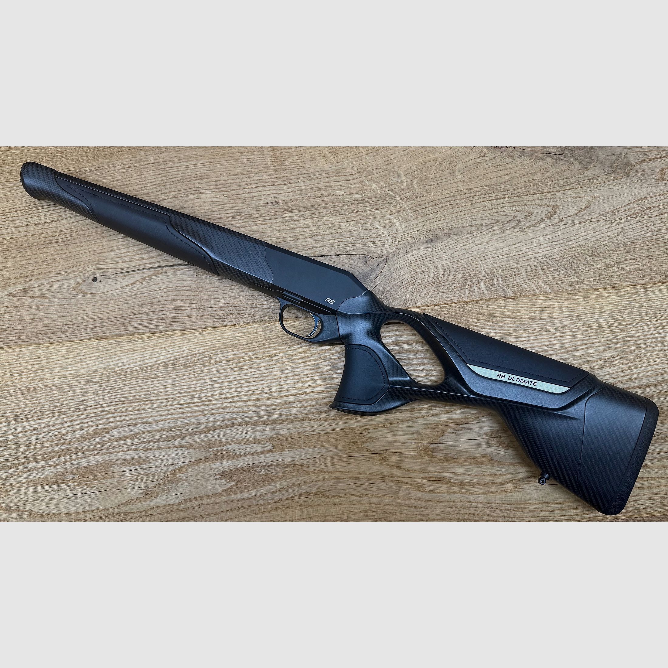 Blaser Schaft mit Gehäuse/System R8 Carbon Leder schwarz / DLC Abzug / Vorderschaft carboniert / Logo silber