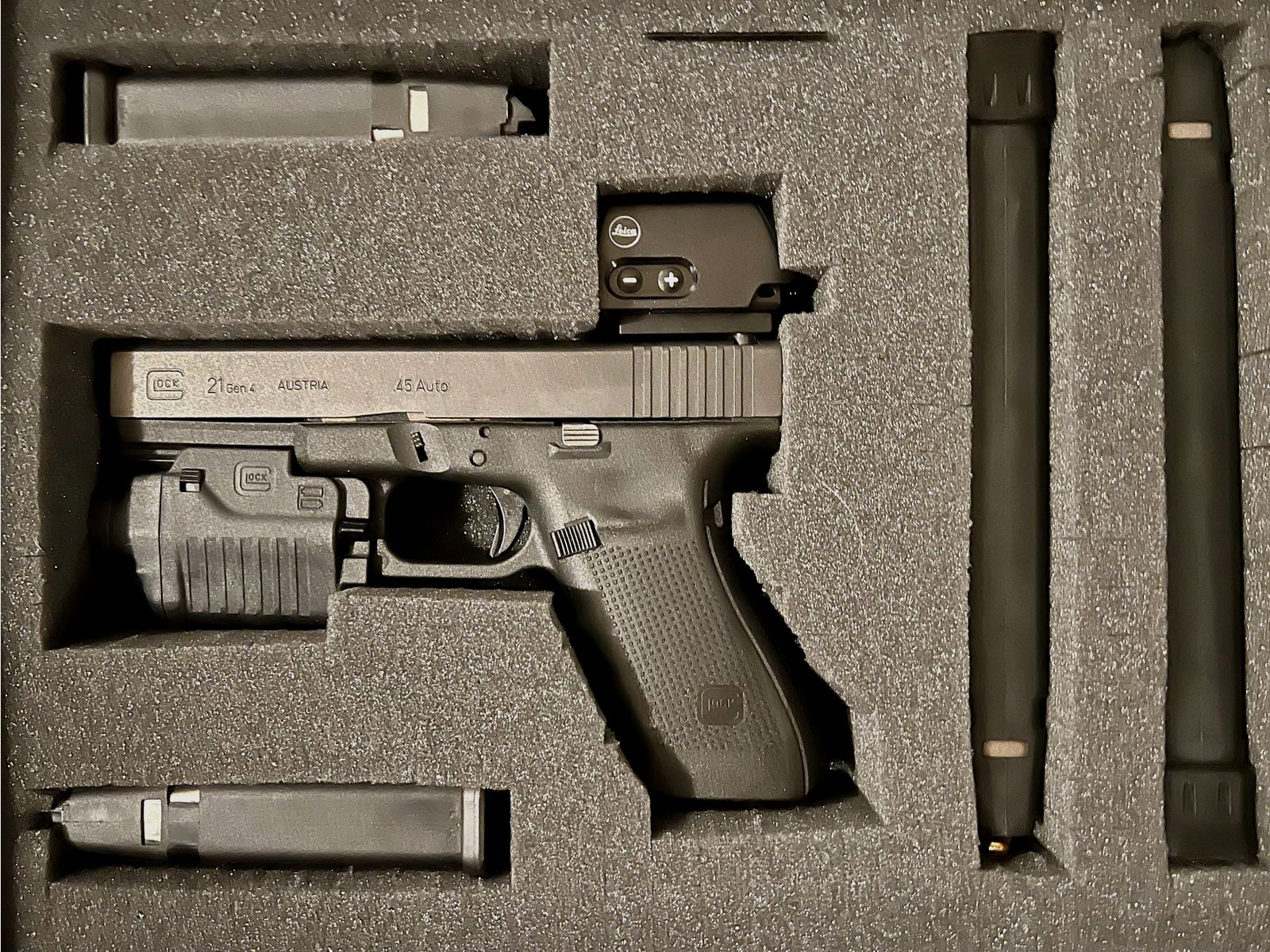 Glock 21 Gen 4 / Celownik Leica Red Point / Lampa Glock