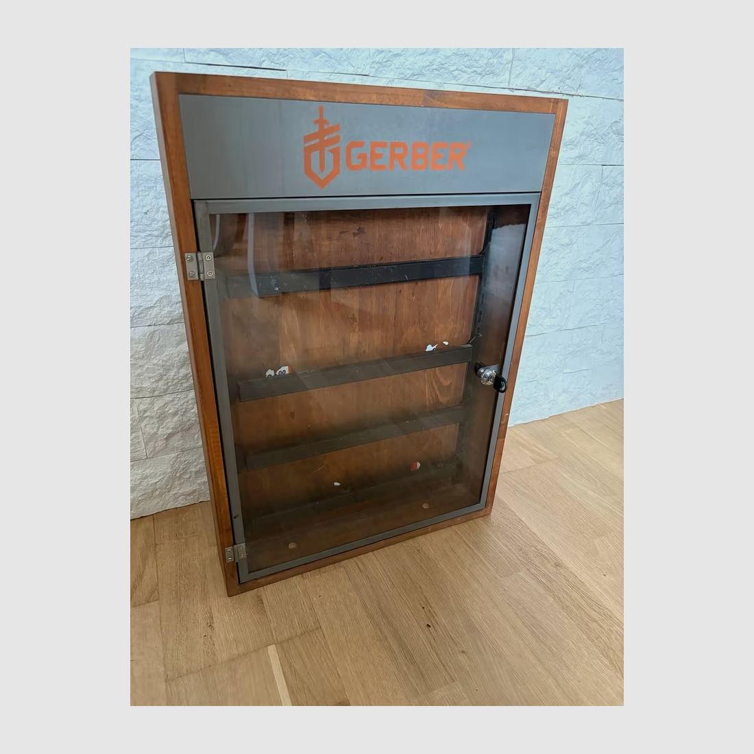 GERBER Vitrine Schaukasten für Messer, Waffen  magnetisch 