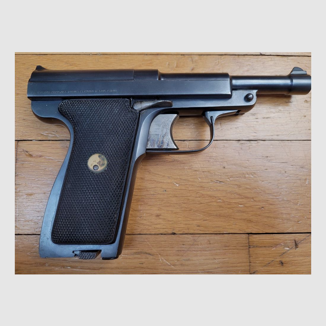 Martial and very rare pistol Le Français type Army of the first type – Less than 600 weapons produced – Cal. 9 Browning Long – Art Deco pearl – Remarkable finishes – Original stiff bluing – Perfect grips – Mirror barrel – Very pleasant trigger – A true French Parabellum – Museum condition!, image 4 of 26