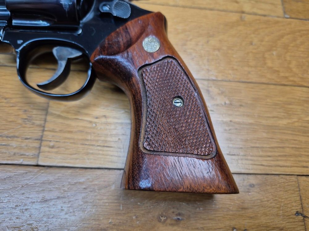 Schreck der Bären! – Revolver Smith & Wesson M29-2 – Kal. .44Mag – Lauf 8&prime; 3/8 Zoll – Der längste im Katalog! – Außergewöhnliche brünierte Oberfläche – Waffe von 1980 – Atemberaubende Mechanik und heute nicht mehr erhältlich – Filmmythos ebenso wie Waffe! TBE++!, Bild 3 von 27