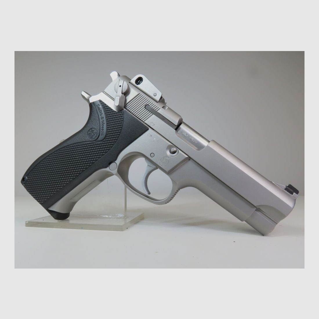 Smith & Wesson 5906