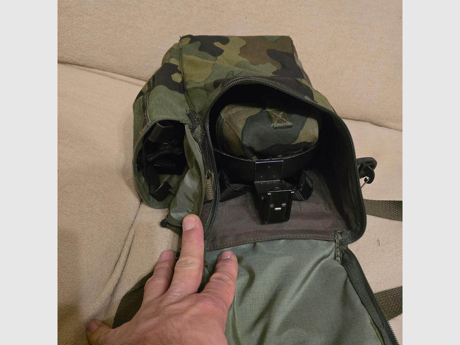 Nachtsichtgerät Restlichtverstärker mit Helm-Montage und Tragekappe, also zum Tragen ohne Helm