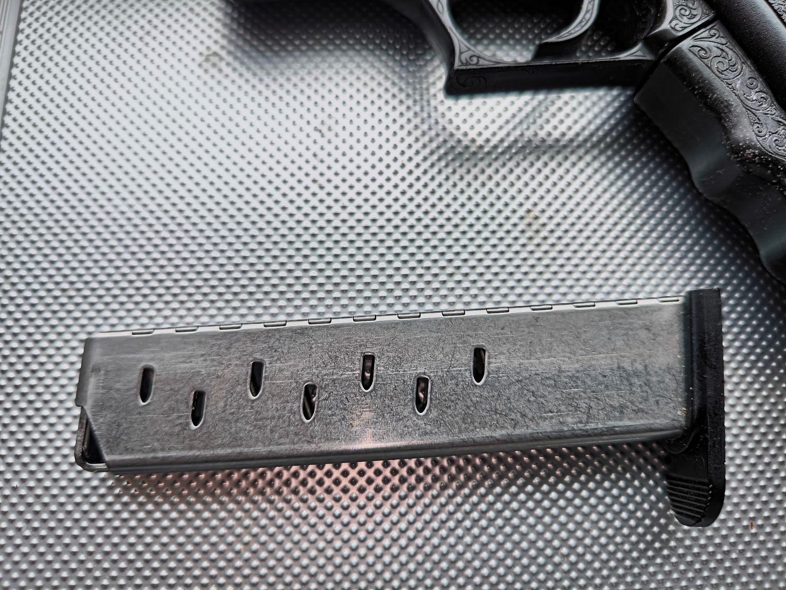 ⚠️ Uwaga Kolekcjoner Wystawa Sztuka, Hackler & Koch Mod. SP9-z grawerem - Wizualnie i funkcjonalnie w doskonałym bardzo dobrym stanie, jak nowa i mało strzelana oraz jako pistolet SRS-gazowy/strzałowy kaliber 9mmPAK prawie już nie do znalezienia!! 