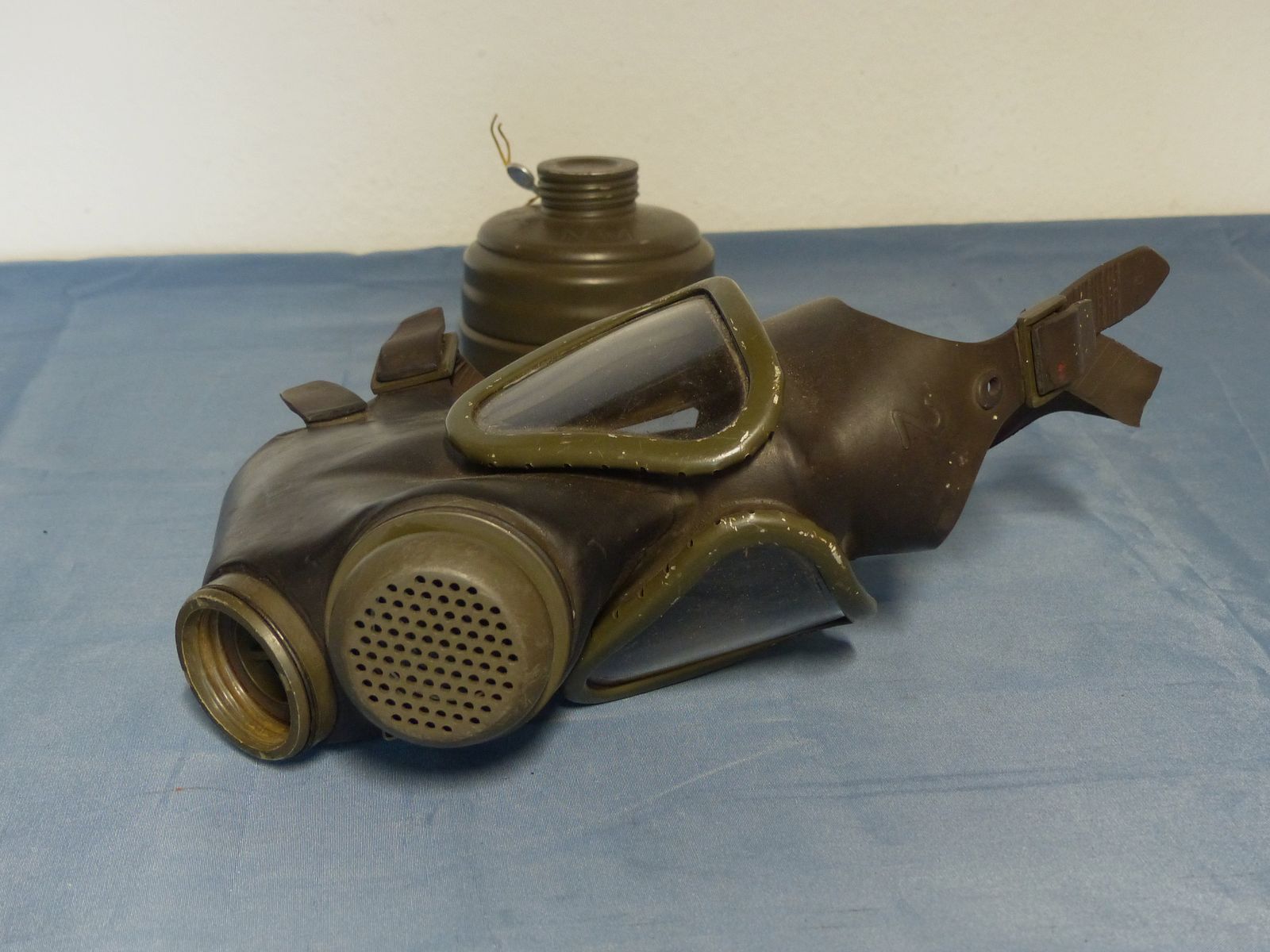 Original Bundeswehr Gasmaske Atemschutz M 65 ABC mit Filter 70er