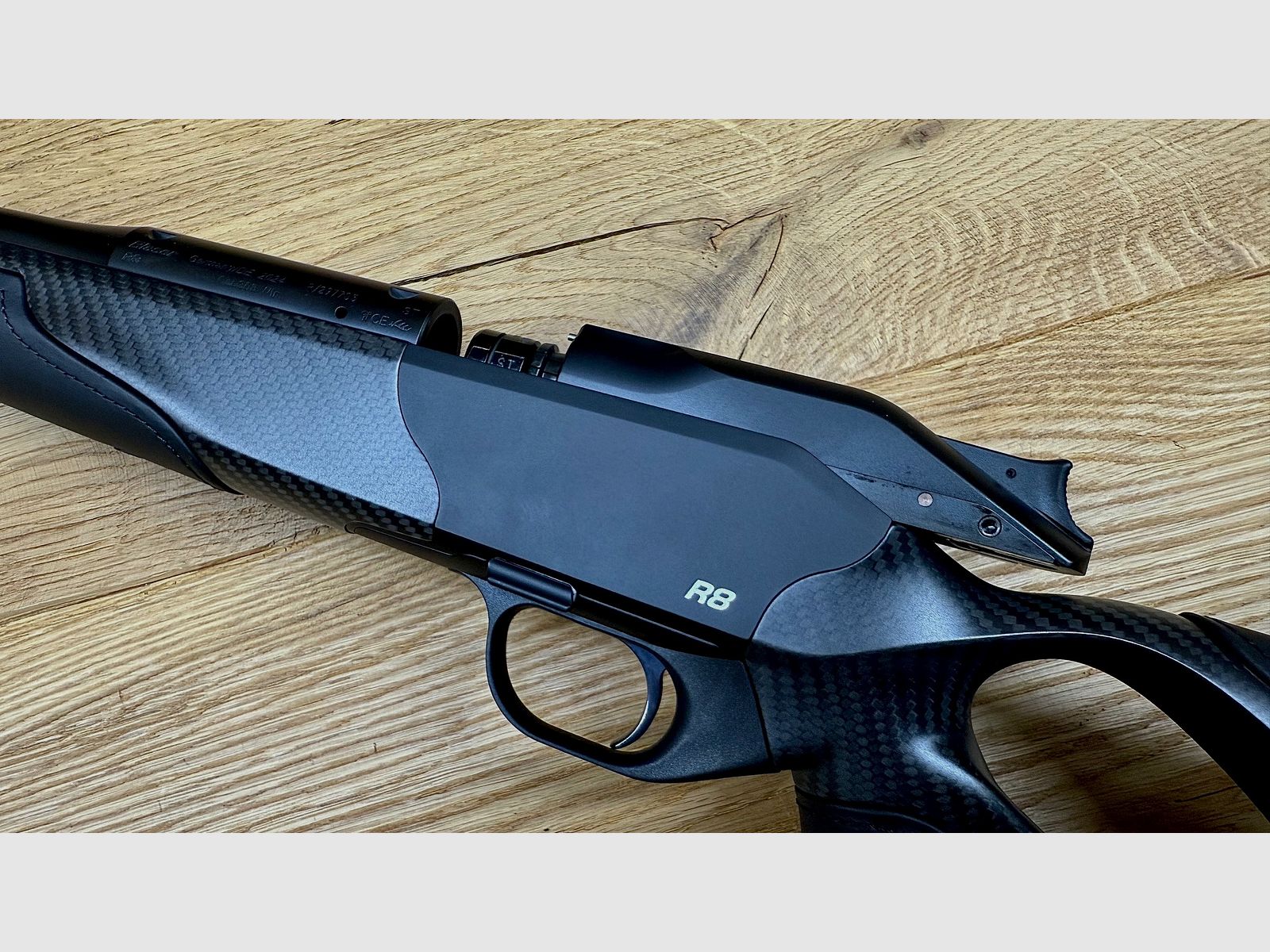 Blaser R8 Carbone Cuir noir / Déclencheur & chambre DLC / Avant en carbone / Logo argent / Poignée de chambre en carbone / Calibre & longueur de canon au choix