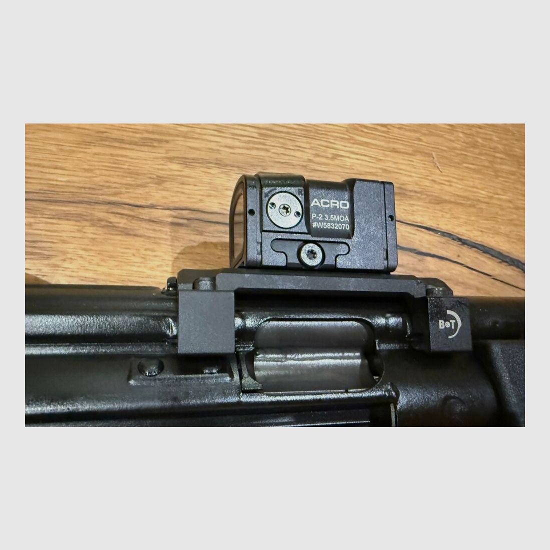 Karabin Heckler und Koch SP5 z tłumikiem B&T RBS Schalldämpfer SQD™ Compact i celownikiem Aimpoint ACRO
