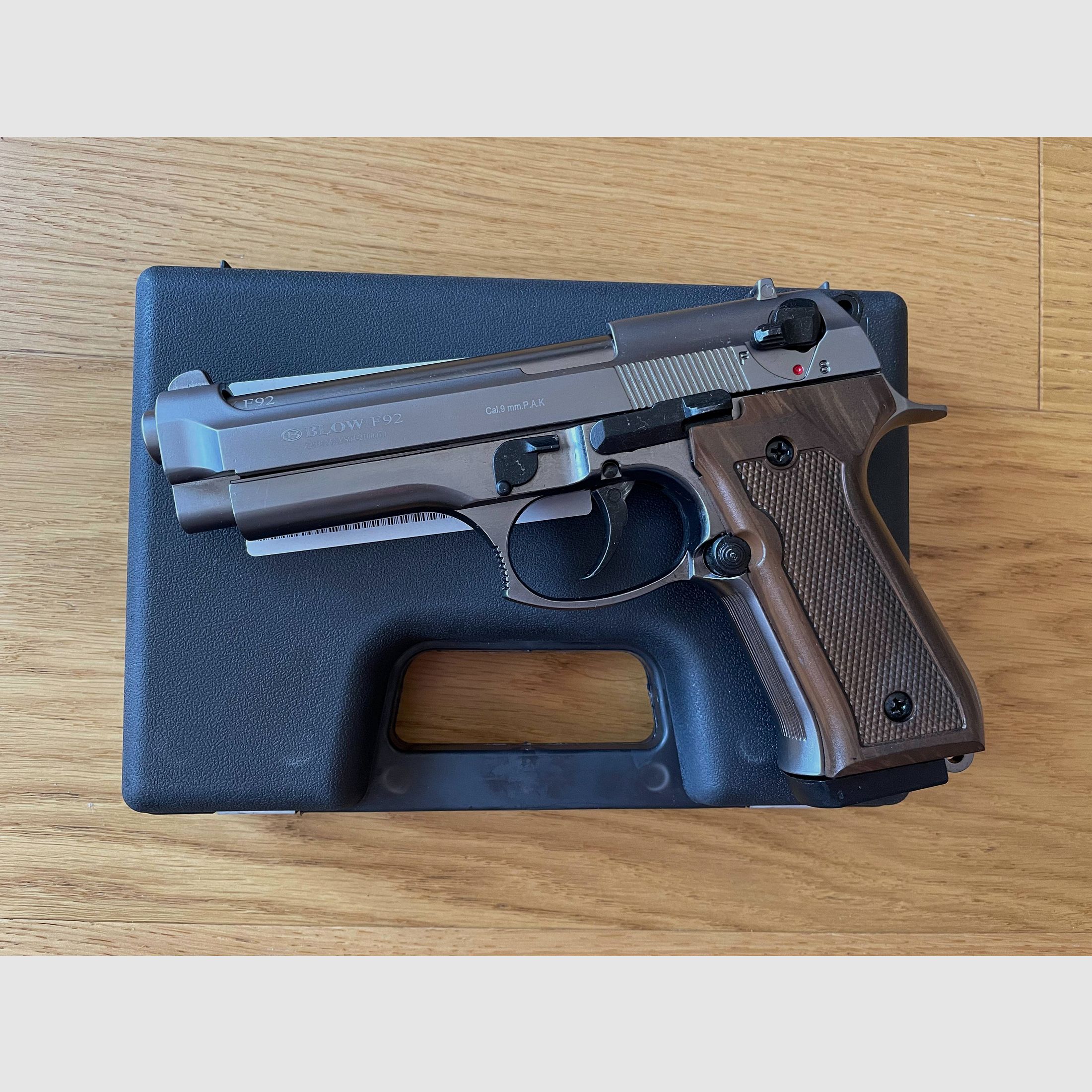 BLOW F92 Fume mit Holzgriffoptik – 9 mm P.A.K. / Beretta 92F Nachbau / Replica – EU-weiter Versand / EU-Wide Shipping, Bild 1 von 4