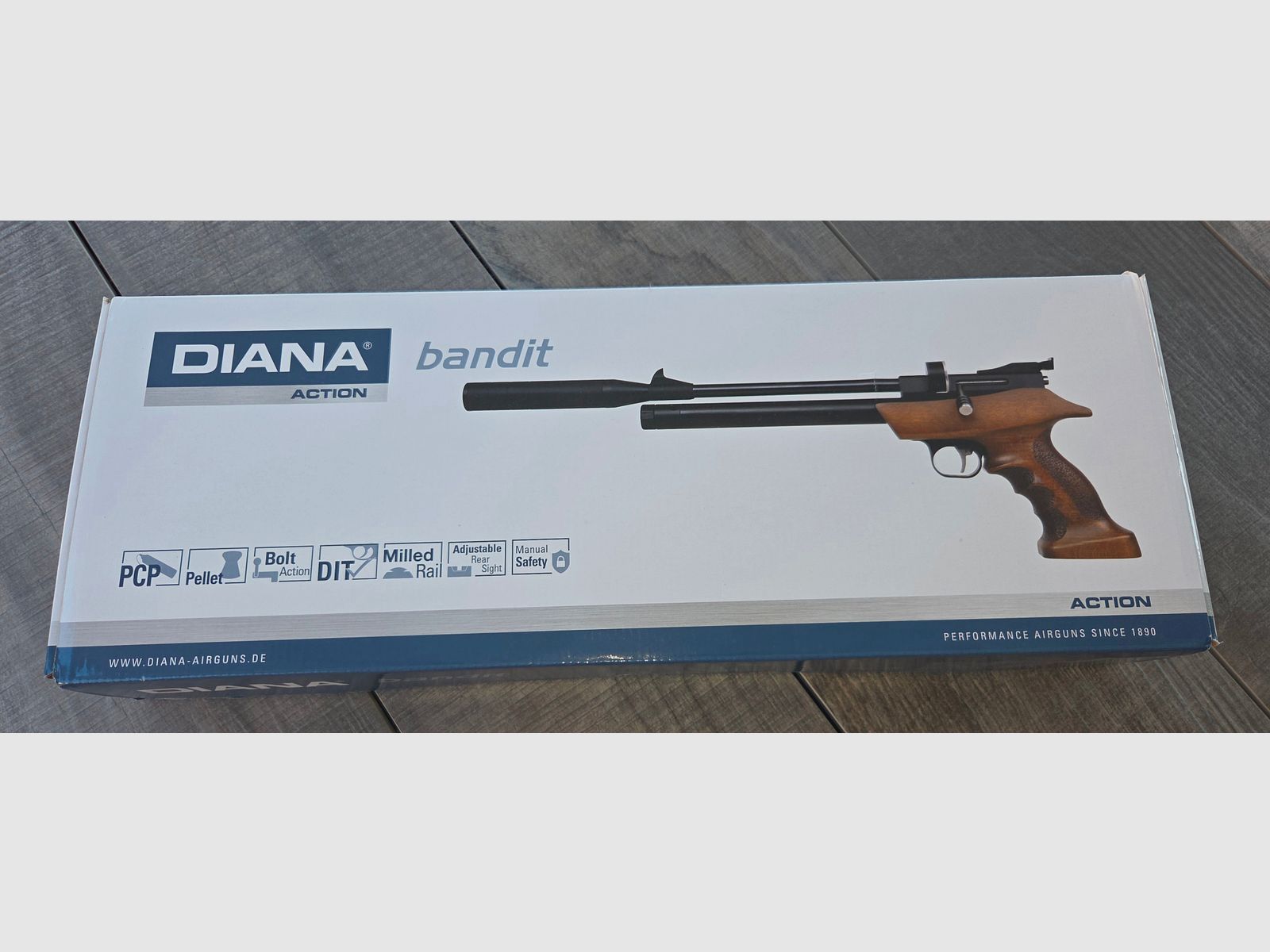Diana Chaser CO² air pistol with 42 pcs. 12g cartridges