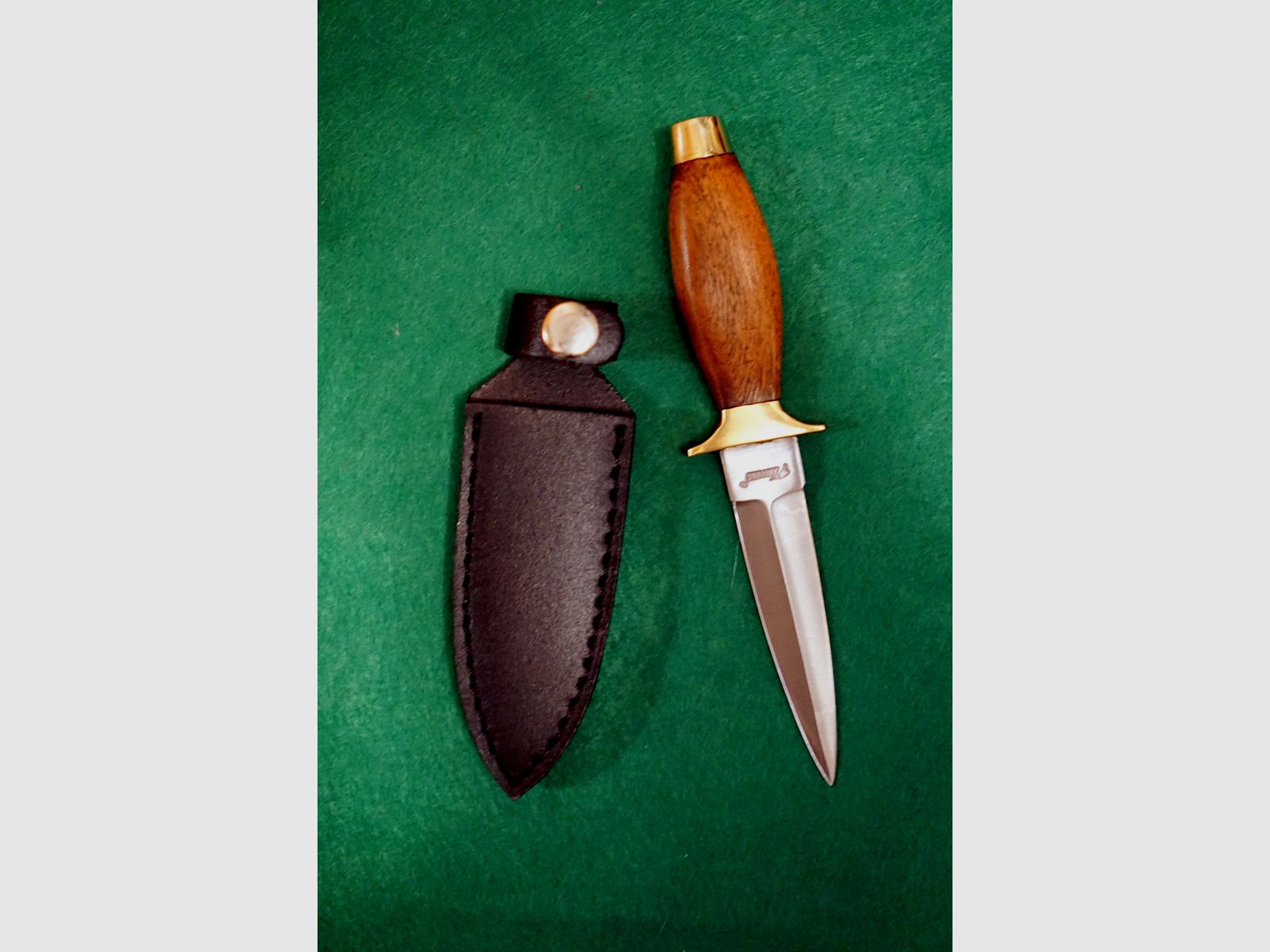 ¡Pequeño cuchillo con funda de cuero nuevo!