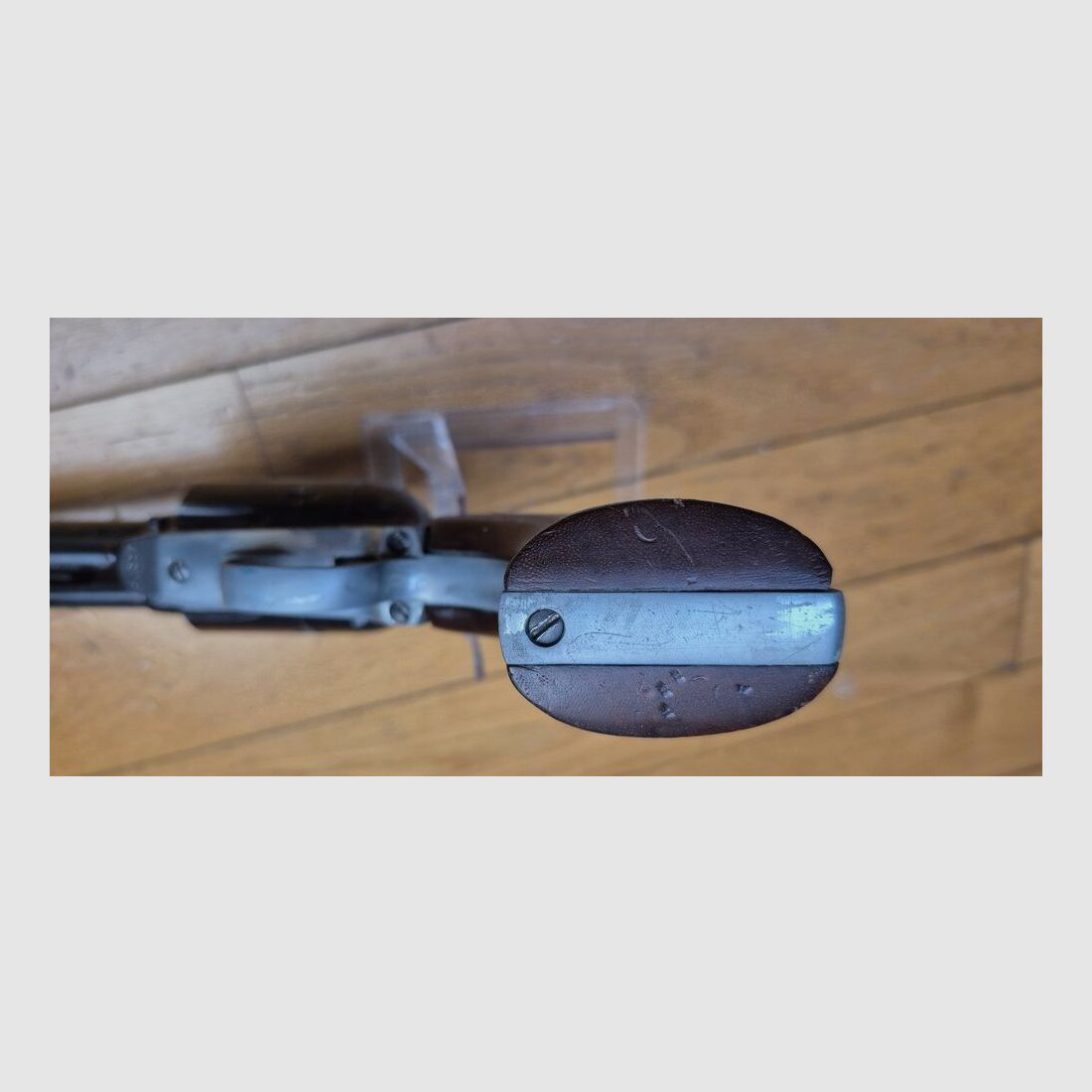 Mooie revolver Sauer & Sohn Western Six Shooter — .45 Long Colt — Keurmerk Kiel van 1968 – SAA 1873 – Zes inch loop – Goede notenhouten grepen in TBE – Zeer goede mechanica – Prachtige spiegelloop / kamers idem – Zeer mooie Buscadero 100% in TBE inbegrepen! – Wapen in BE+/TBE, afbeelding 9 van 29