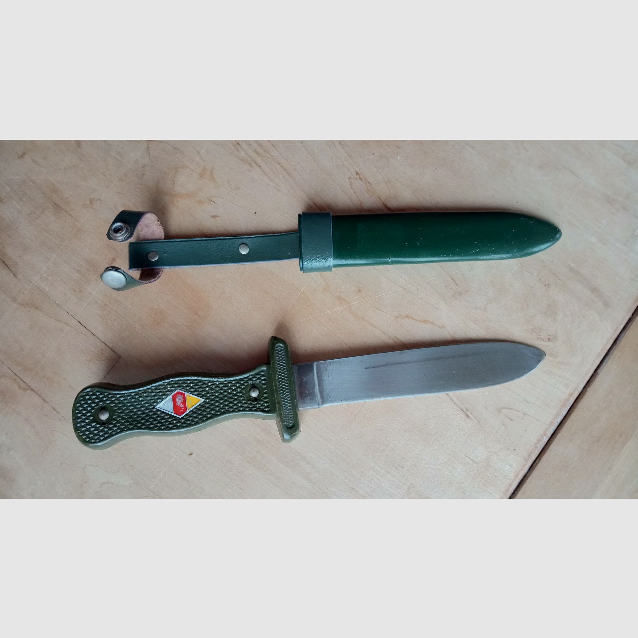 Original travel knife from Hubertus Solingen from the Cold War, based on the BW combat knife and visually inspired by the HJ travel knife.