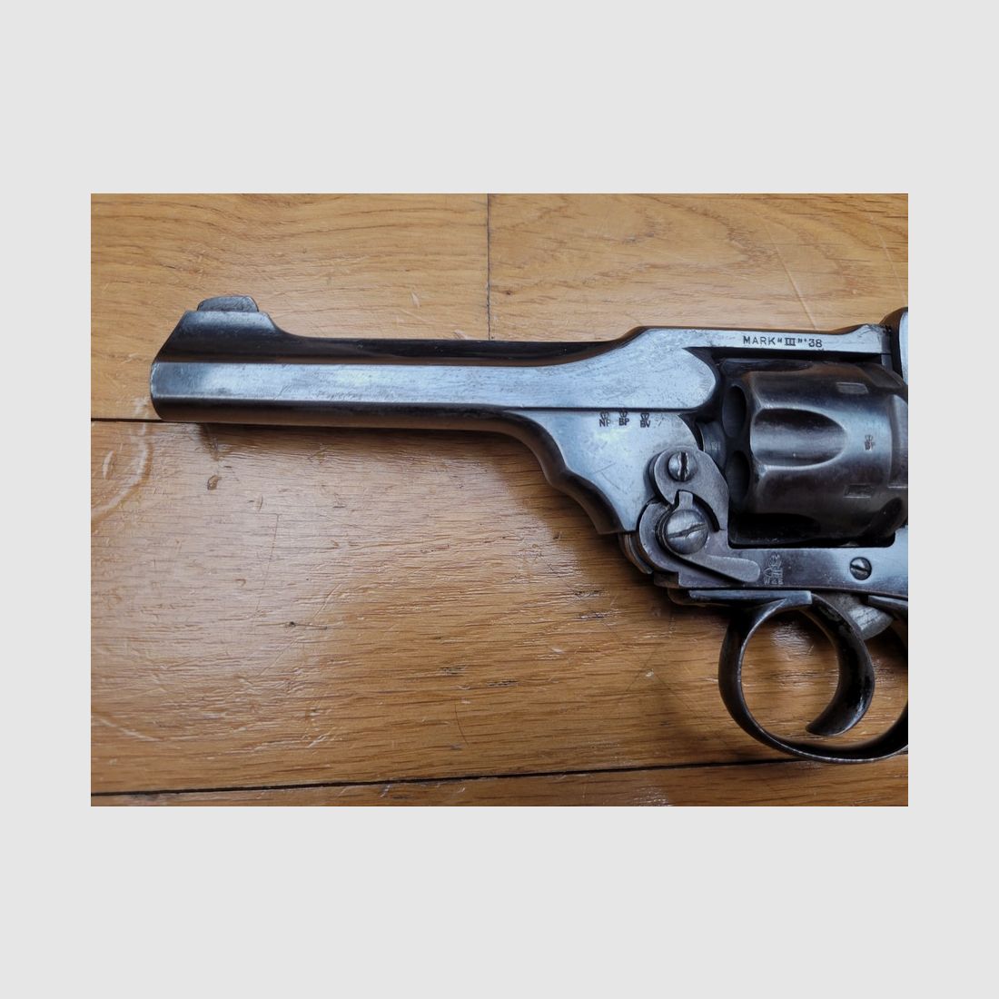Sehr schöner Revolver Webley & Scott MKIII – Kaliber 38 /38S&W – hervorragende Fertigung aus Birmingham der 30er Jahre – sehr guter ästhetischer und mechanischer Zustand – sehr schöne gebrauchte Waffe in TBE +, Bild 9 von 16