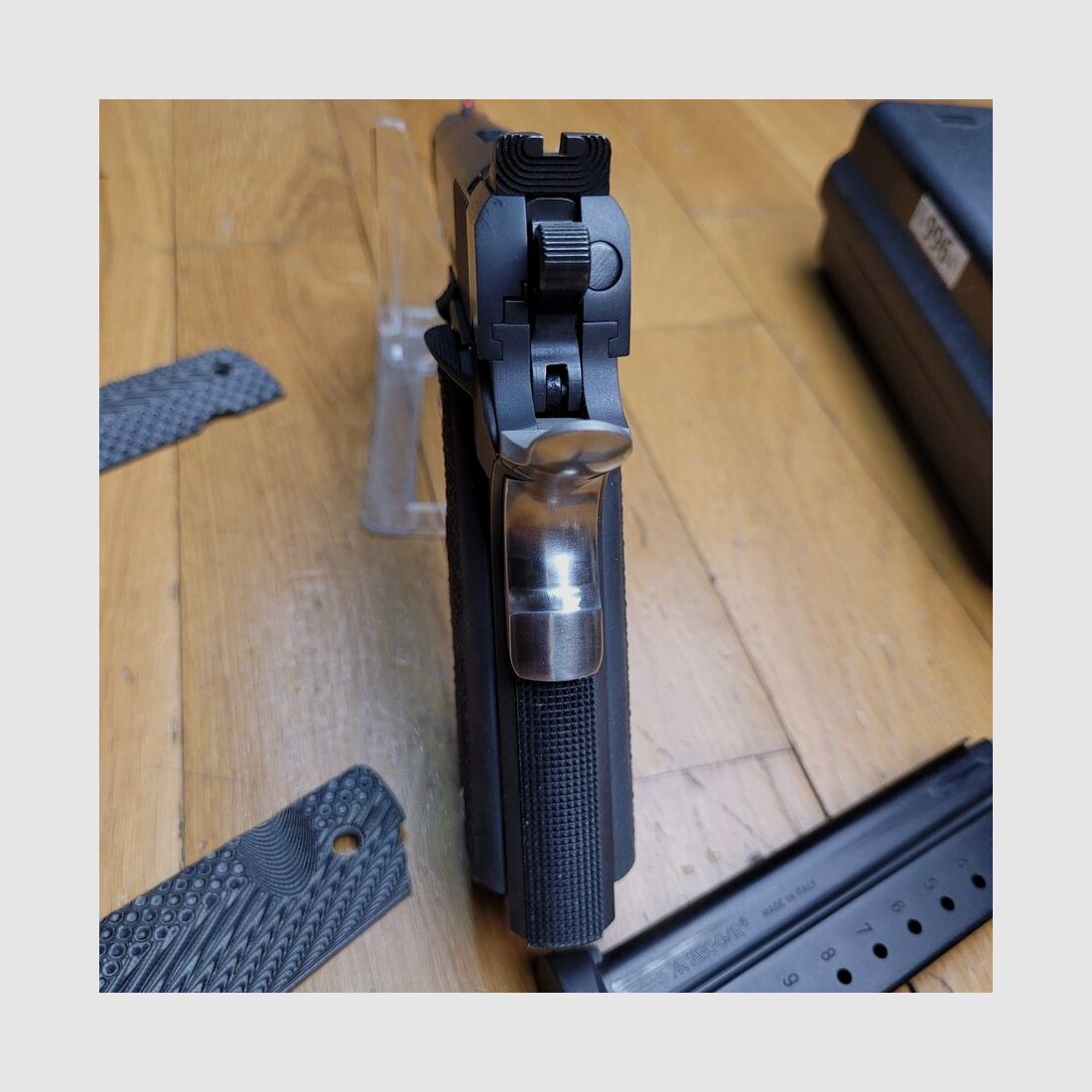 Sehr schöner Bul Armory 1911 „Classic Government“ – 9×19 – 2 Magazine mit zehn Schuss – Schöne matte Brünierung – Verlängerte Beavertail – Original- und Hogue-Griffschalen – Verstellbarer Abzug – Schwerer Inox-Lauf – Verstellbare Visierung – Originalverpackung – Neuwertiger Zustand!, Bild 11 von 20