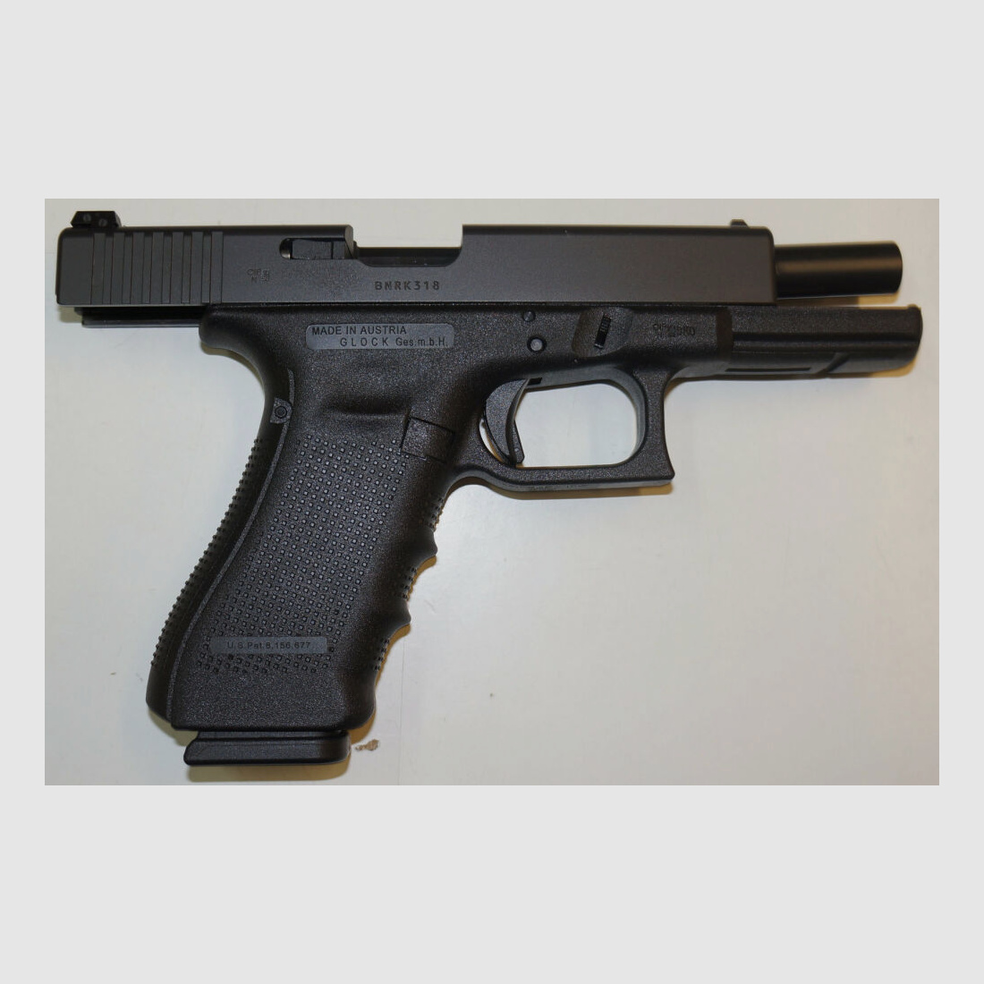 Glock pistol Glock 17 Gen4 in caliber 9mm Para (9x19) including accessories
