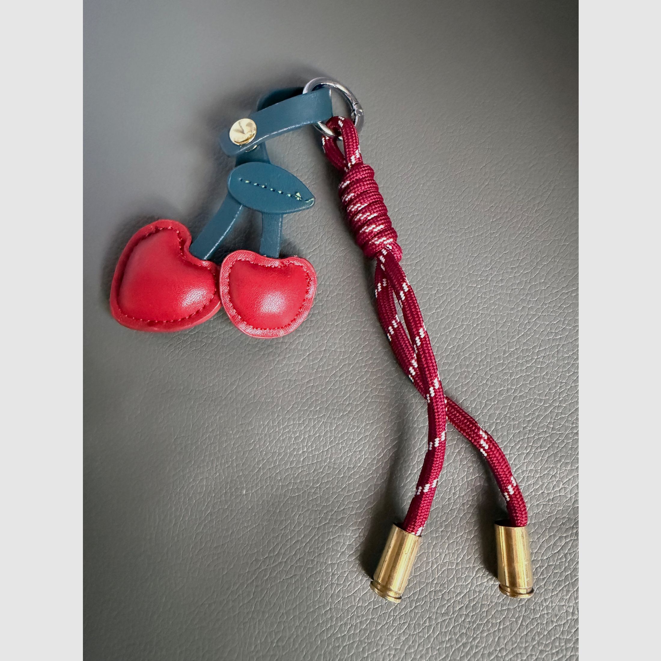 Llavero cereza con casquillos 9mm Luger, imagen 1 de 2