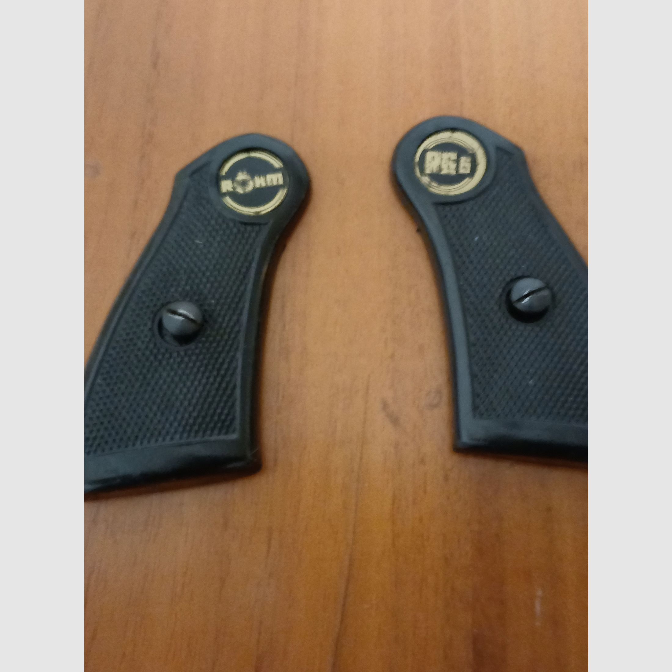 Röhm RG 6 Gasrevolver handgrepen
