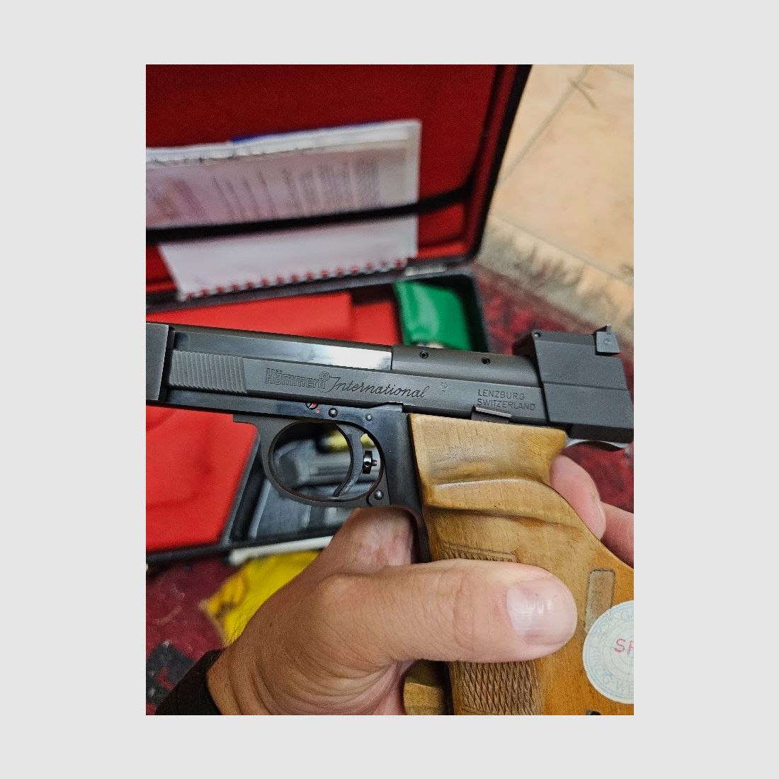 Hämmerli International – High-quality Swiss match pistol in caliber .22 l.r. in very good condition with case and accessories from an estate.