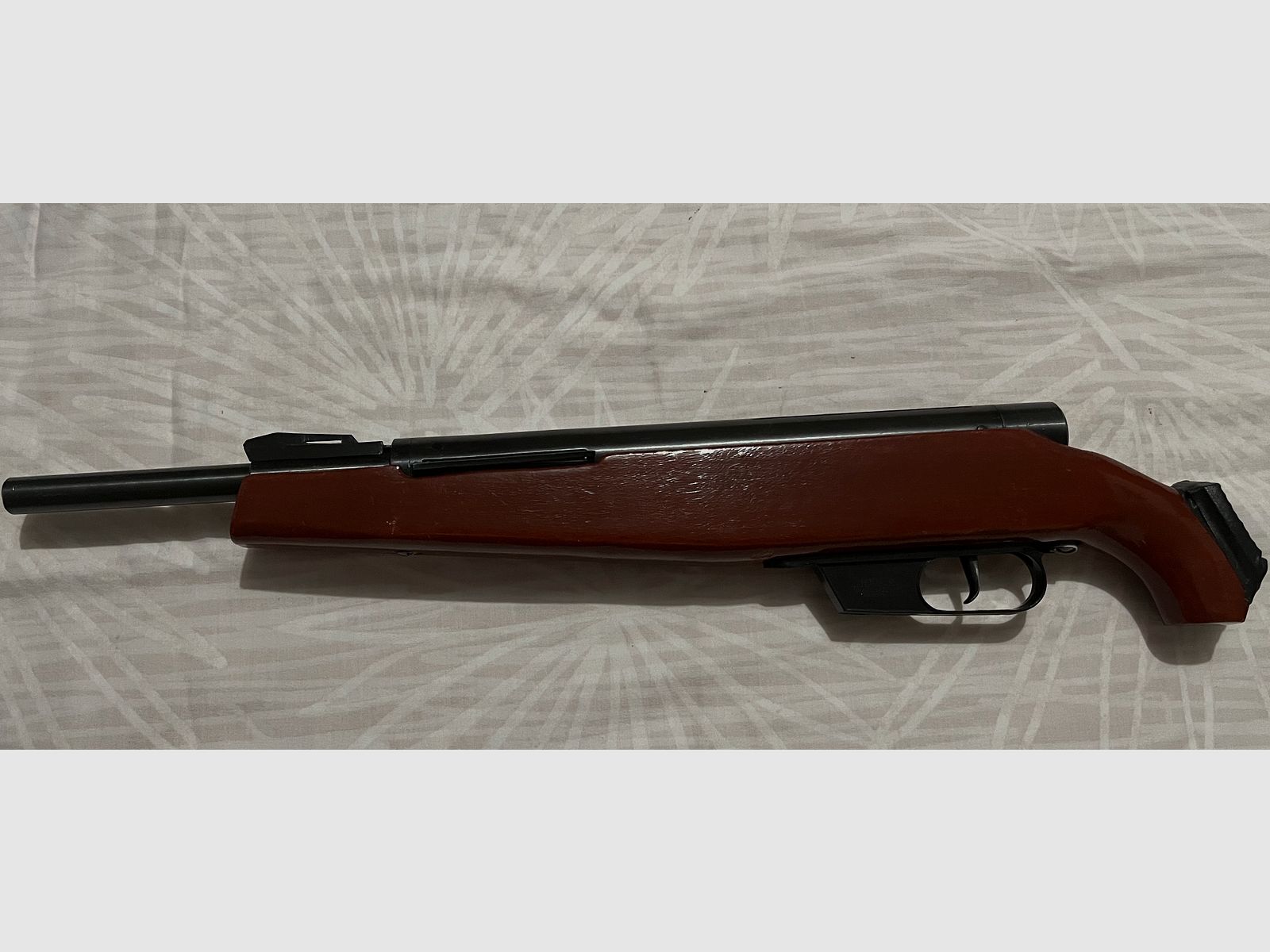 Fünf Luftgewehre abzugeben. 1 Gewehr Suhl. 1 Gewehr Umarex. 3 Gewehre Lion Brand. Siehe Photo.