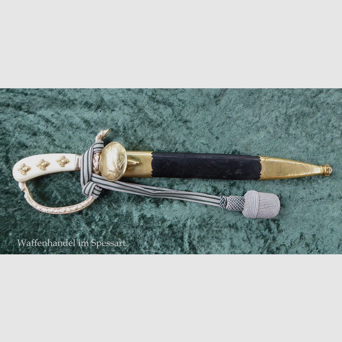 Cacciatore di cervi con recipiente a manico in versione decorativa dell'epoca della seconda guerra mondiale.