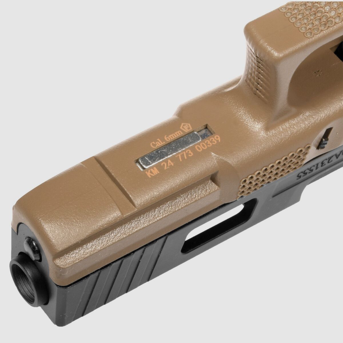 P02 GBB Airsoft Pistool met Grip Stippling in Tan | Delta Armory
