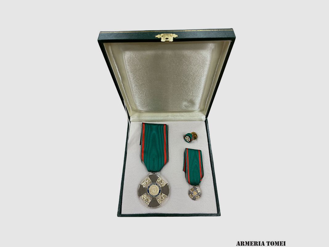KISTE – SET EDELSTEINE MEDAILLEN + ANSTECKNADEL RITTER DER REPUBLIK (STOFFROSELLINE), Bild 1 von 3