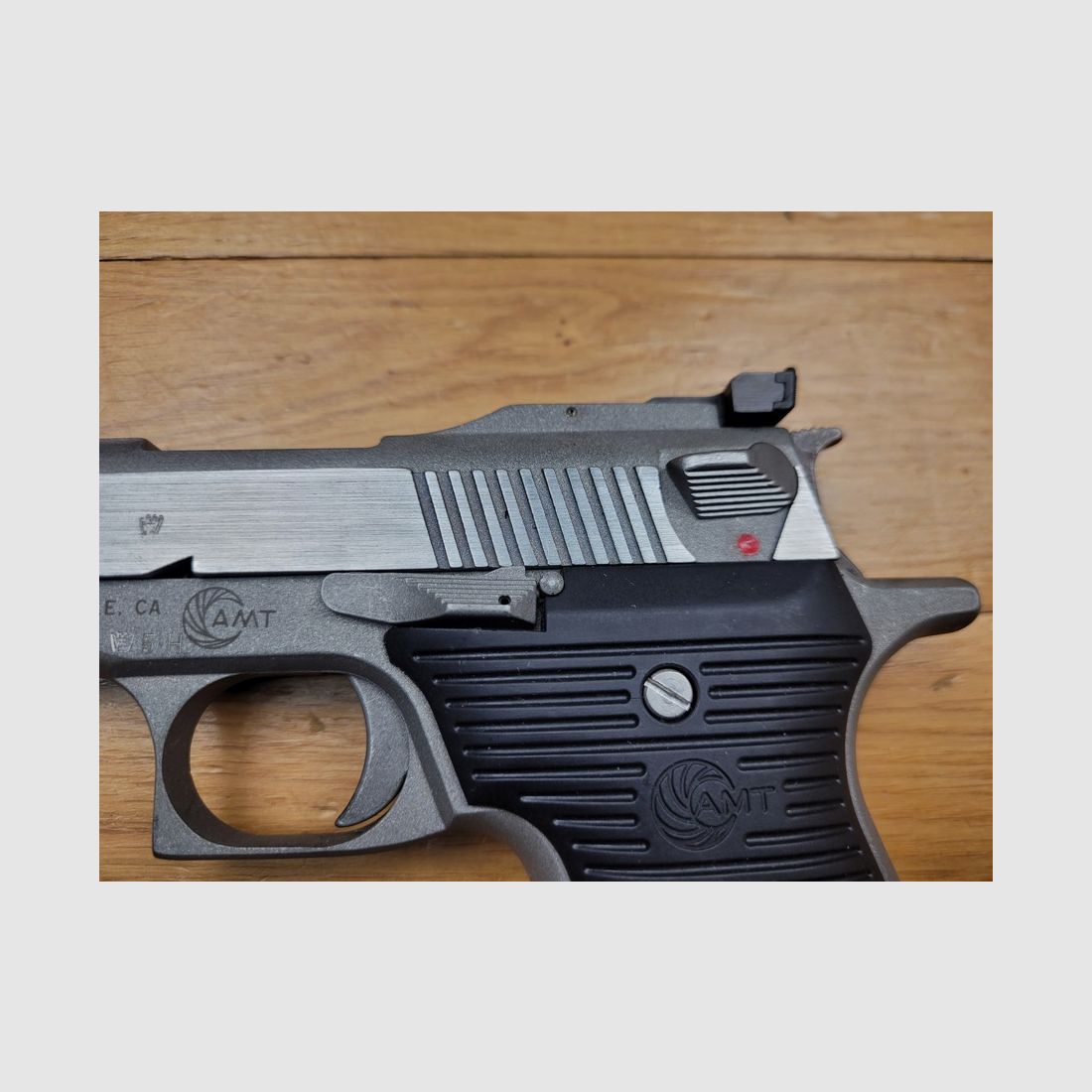Sehr schöner und seltener Automag II – Kaliber 22 Magnum – Herstellung AMT – Edelstahl von A bis Z – Selten sechs Zoll – Ausgezeichneter mechanischer Zustand – Originalverpackung – 3 Magazine – Custom-Holster der Marke Pony – Neuwertig!, Bild 6 von 21