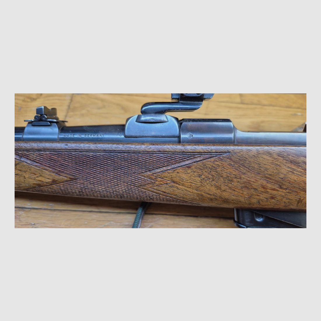 Sehr schöne Jagdgewehr Krico 700 Jagdmatch — Kal. .222 Rem — Herstellung Kriegeskorte in Stuttgart — Deutscher Stecher — Hensoldt Wetzlar Diatal 4X32 auf 100% Stahl-Turm-Montage — Sehr schöner Nussbaumholz hoher Grad — Exzellente Mechanik — Exzellenter Abzug — Sehr schöner Lauf fast neu – TBE/TBE+, Bild 34 von 38