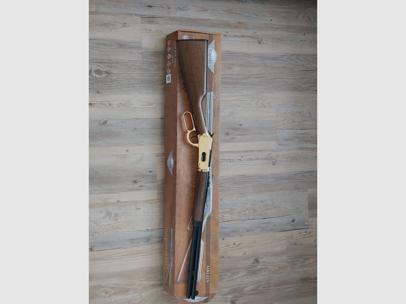 Rifle Cowboy Legends acabado dorado 4,5 mm BB Co2 + 20 cápsulas de Co2 + 1500 BBs 4,5mm