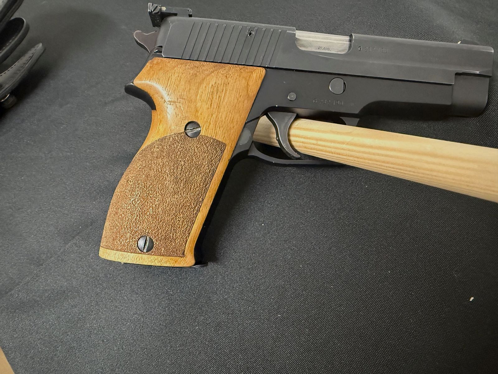 SIG Sauer P220 calibre .45 ACP pistola semiautomática arma de tiro de remate visor micrométrico incl. funda de cuero Sickinger