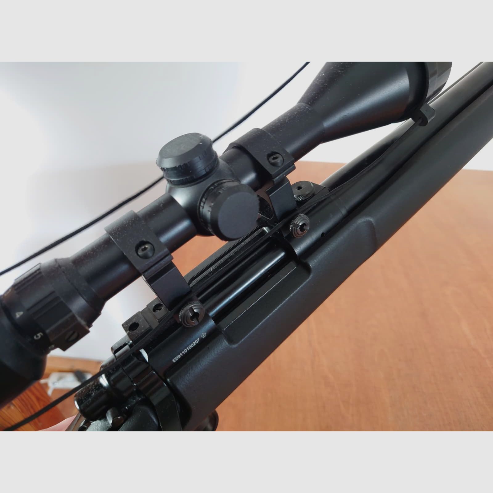 KJ Works M700 Police High Velocity Gas Bolt Action Gewehr 6mm BB schwarz (+MAX Tactical Zielfernrohr 3-9x50E beleuchtet mit Ringe für 22 mm Schiene)