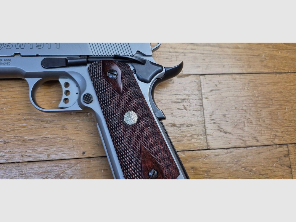 Sehr schöner 1911 von Smith & Wesson – In 45acp und 8 Schuss – 100% Edelstahl (kein Plastik!) – Smith-Bearbeitungen! – Sehr guter mechanischer und ästhetischer Zustand – Originalverpackung – TBE+, Bild 4 von 25