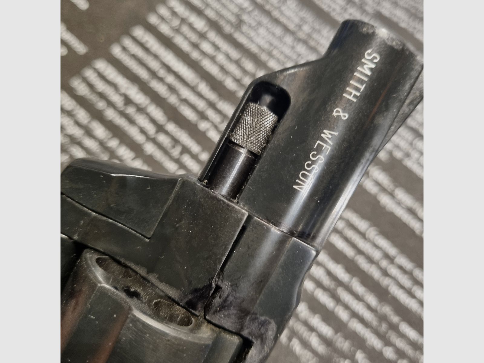 Smith & Wesson, Mod. Combat, 9mm, PTB 607 altes Modell, Holzgriffschalen, brüniert, zzgl. 50 Schuss