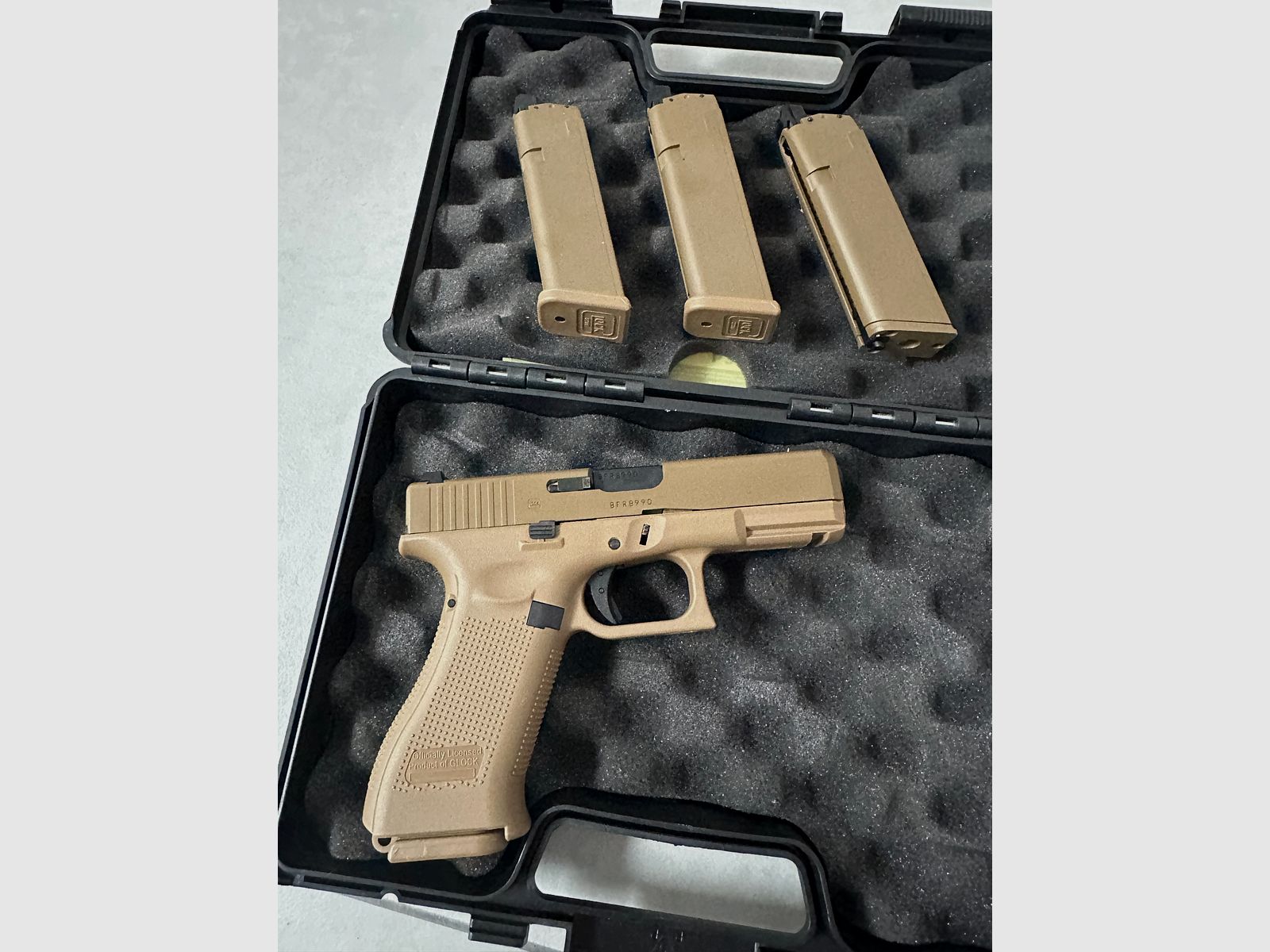 Glock vfc 19x gbb with 3 extra magazines