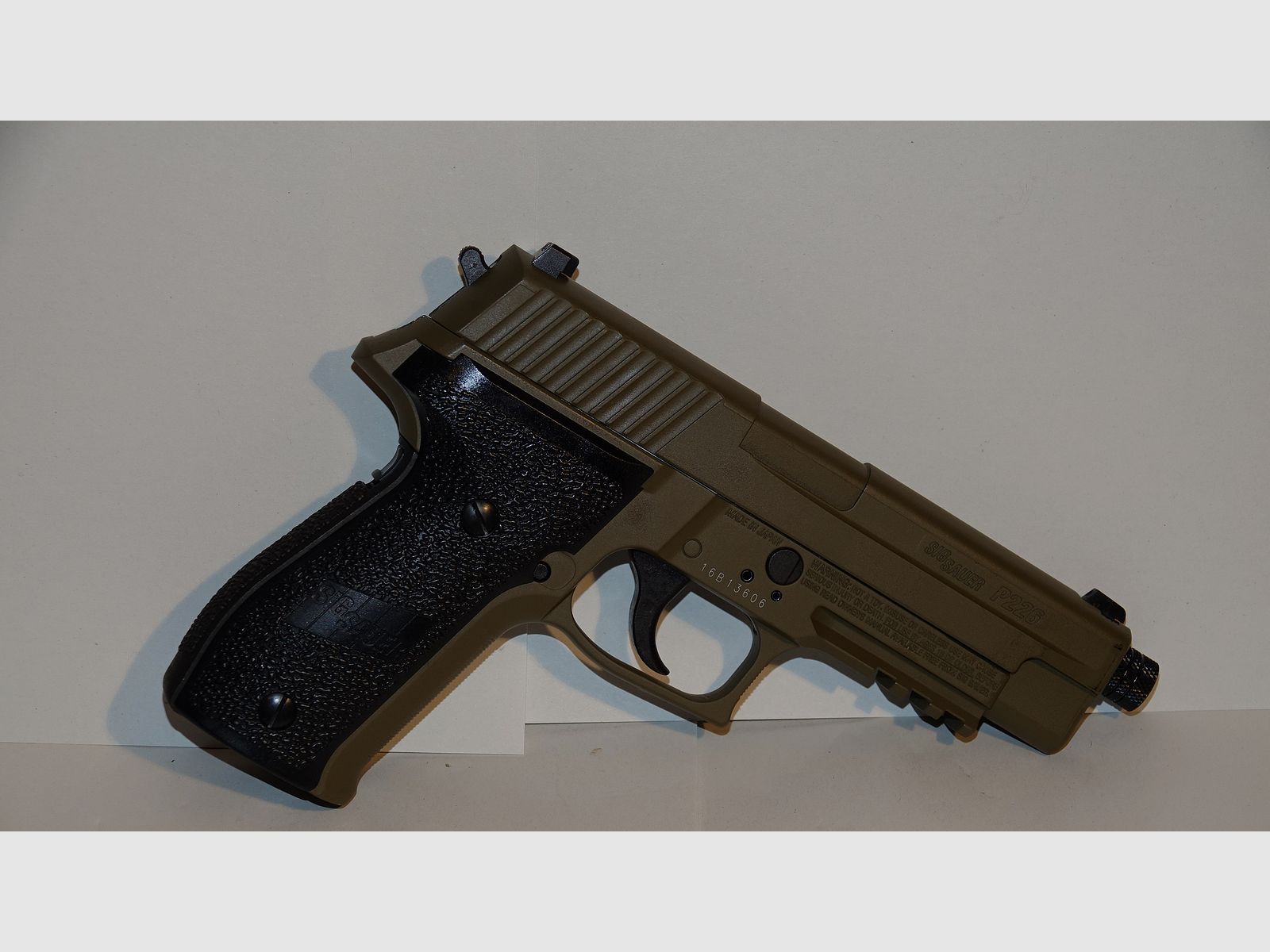  Pistola CO2 BlowBack SigSauer P226 en raro TAN BEIGE / DARK Earth como nueva