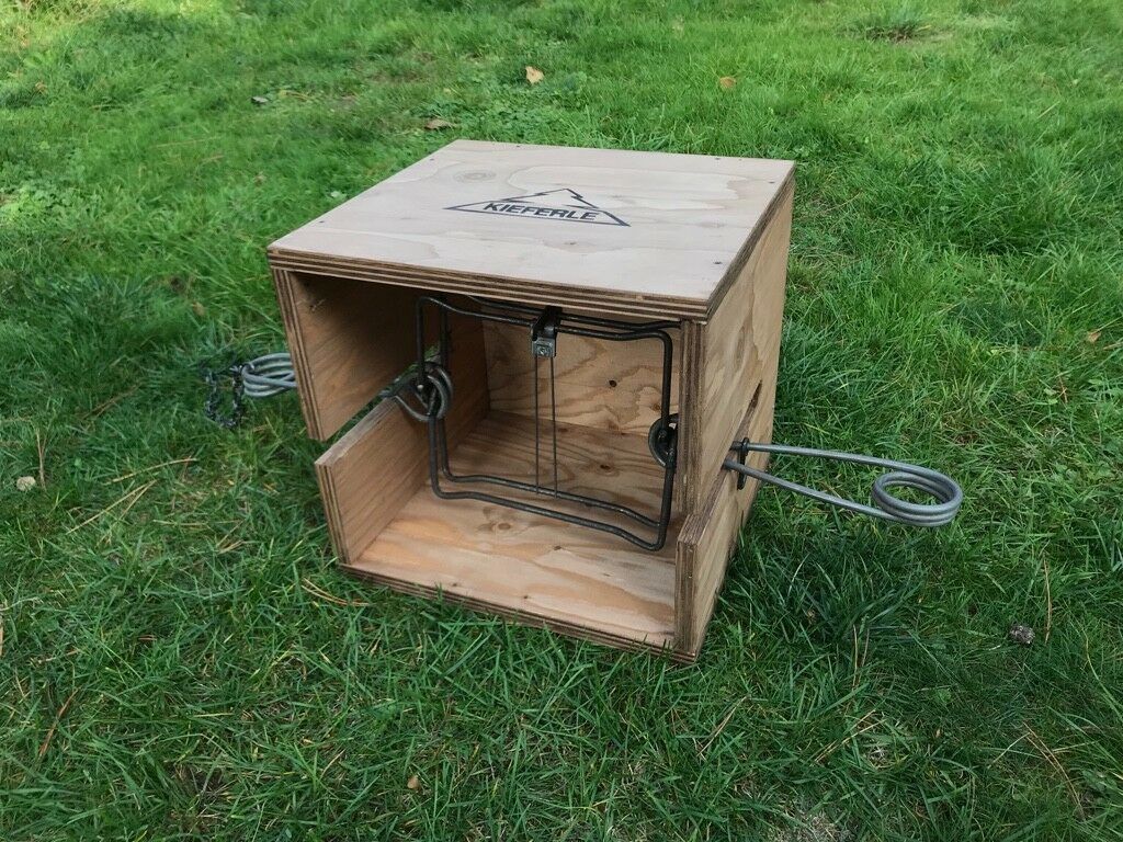 Trapper box for medium-sized historical Conibear traps