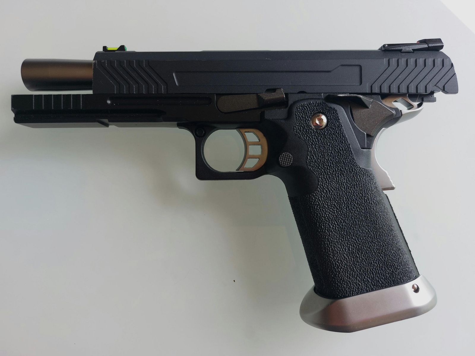 HI-CAPA 5.1 6mm GBB con due caricatori