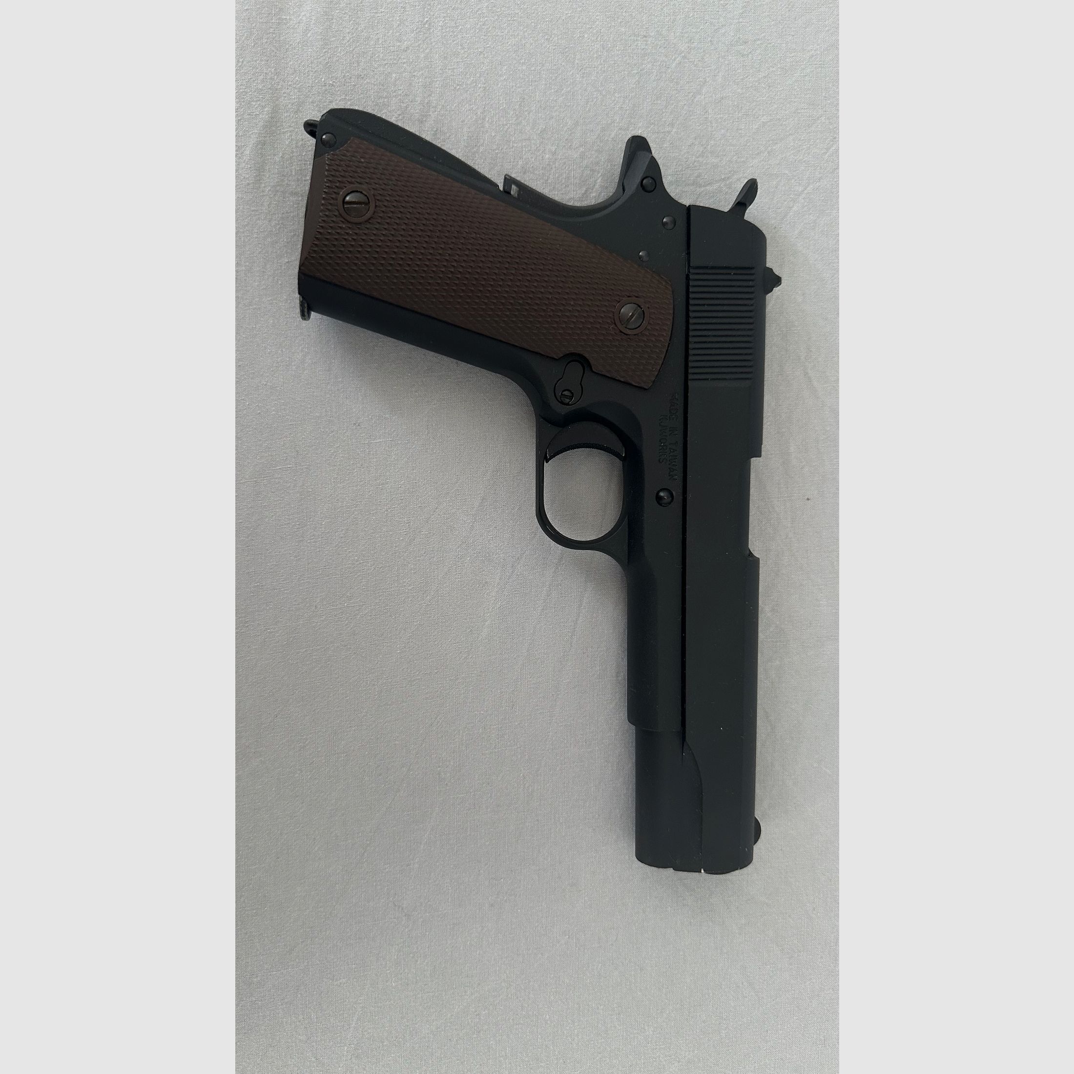 Einzigartige KJWorks Colt 1911 Airsoft 6mm BB Vollmetall Maßstabsgetreu dem Original nachgefertigt.