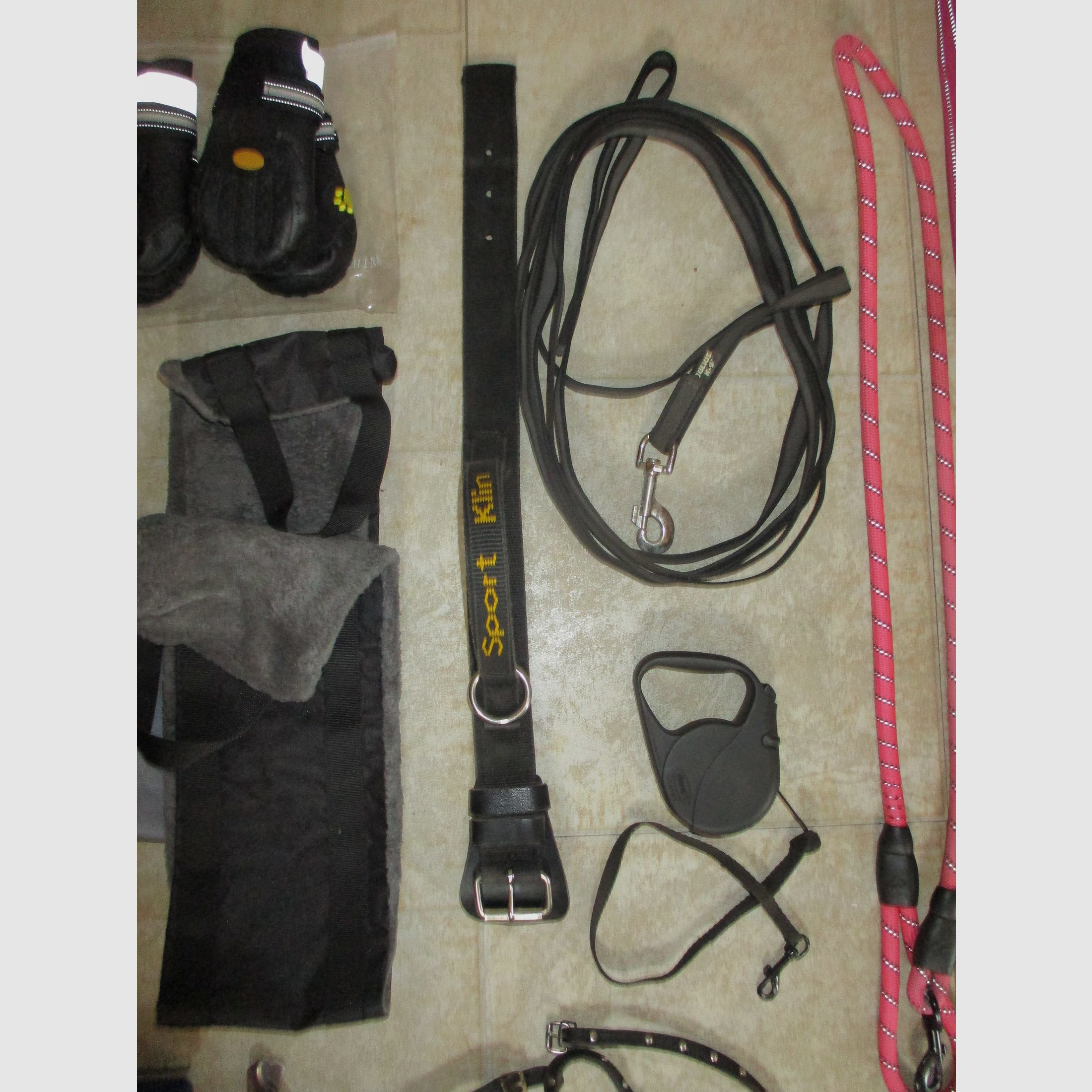 Hundezubehör, Leinen, Halsbänder, Kleidung, Näpfe...