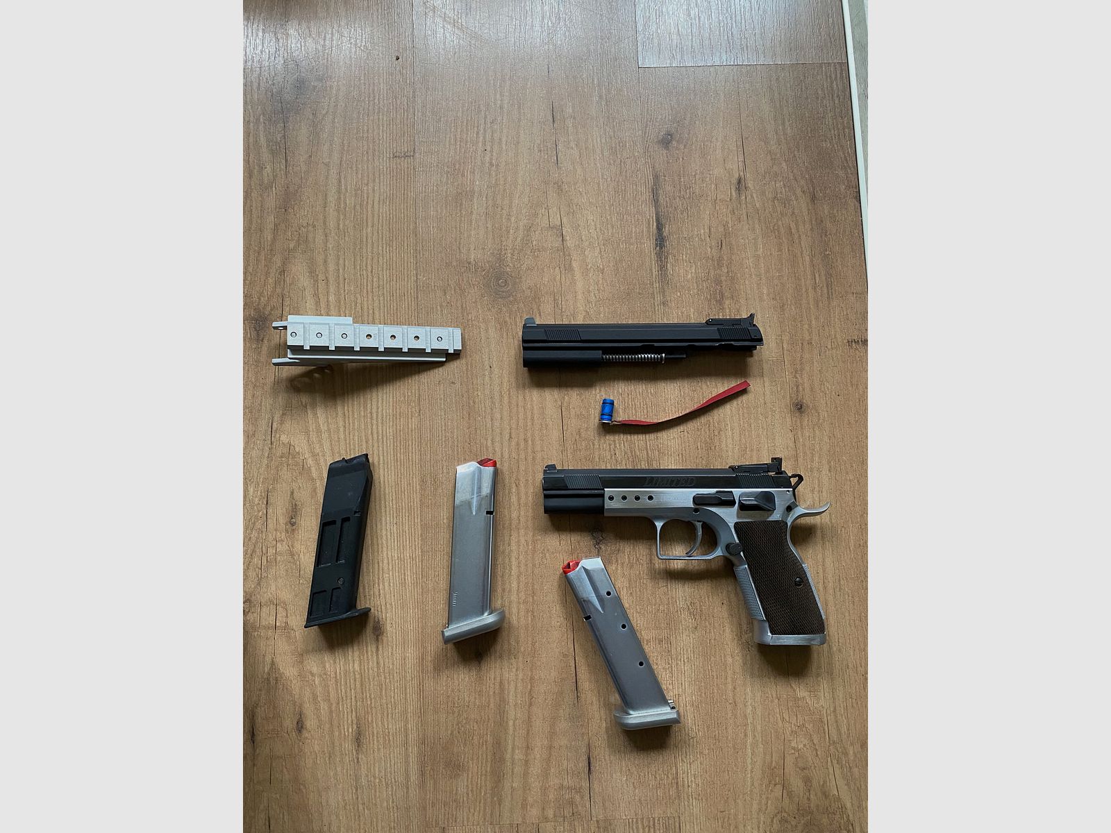 Verkaufe Tanfoglio Limited 9 mm Luger mit Wechselsystem .22 lfb inkl. Munition und Schiene für Zielfernrohr